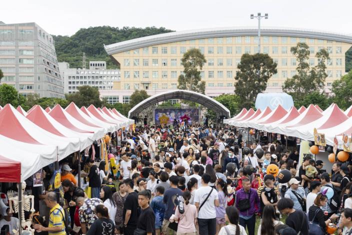 5.天母搞什麼鬼16萬聖節活動吸引民眾扮裝遊逛