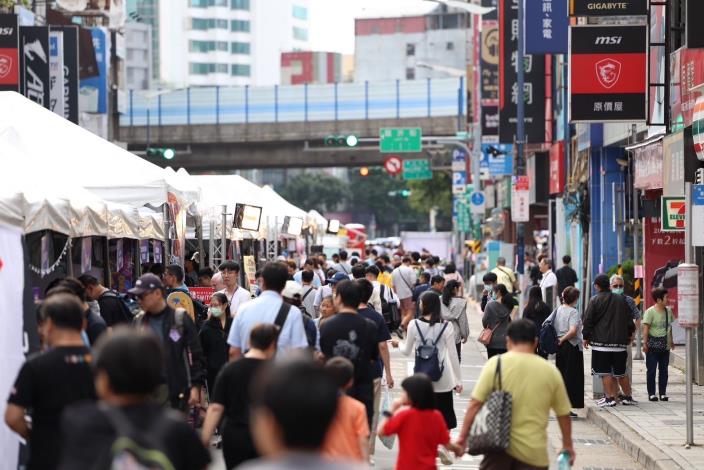 民眾遊逛八德路一段封街4週亮點主題市集