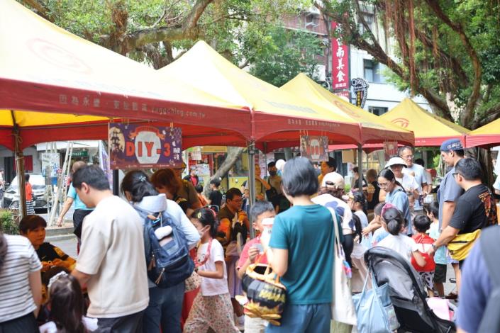 民眾踴躍參與親子DIY活動，遊逛東門永康商圈
