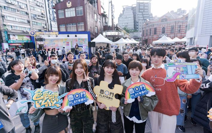 6.活動大使怪物星人與派對主理人洪暐哲宣傳活動合影01