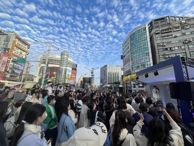 10.派對主理人洪暐哲玩色派對表演