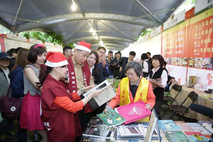 Taipei Mayor Iteract With Vendors in Taipei Life Festival