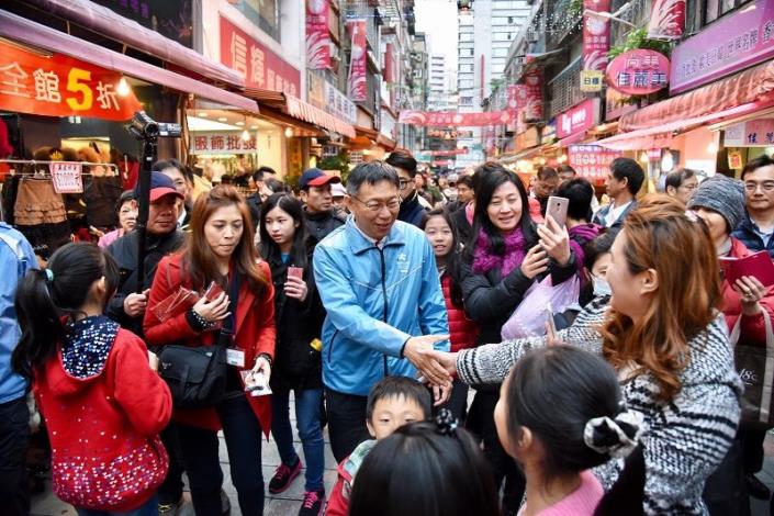 Taipei Mayor Interact With People on The Street