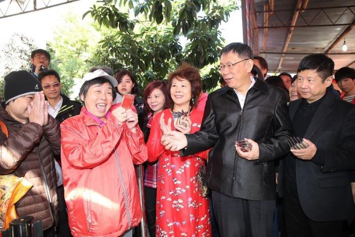 Taipei Mayor Send Red Envelopes and Souvenirs