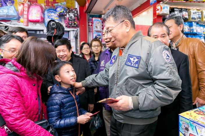 Taipei Mayor Send Red Envelopes And Souvenirs 