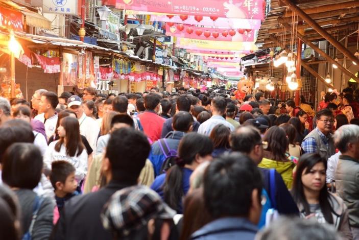 3-Citizens Shopping on the street in 2019 Taipei Lunar New Year Festival