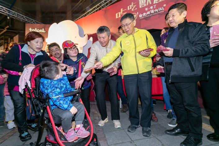 2-Taipei Mayor Sent Red Envelopes and Souvenirs to Citizens