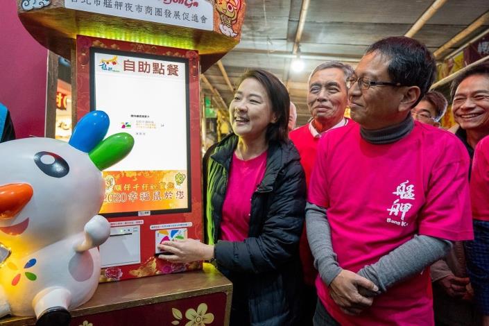 4-Taipei Deputy Mayor Showed to Use Easy Card to Pay in Lunar New Year Festival