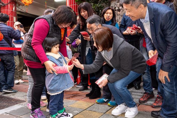 5-Taipei Deputy Mayor Sent Red Envelopes and Souvenirs to Citizens in PuJi Temple