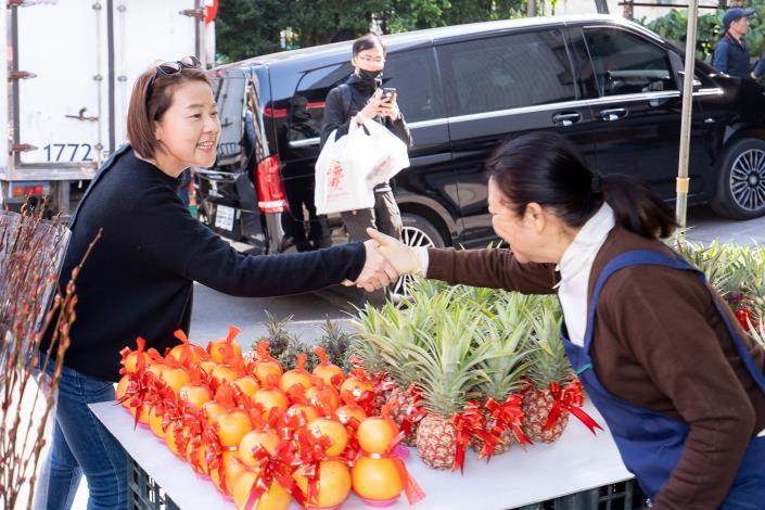 6-Taipei Deputy Mayor Paid New Year Calls to Vendors on the Street