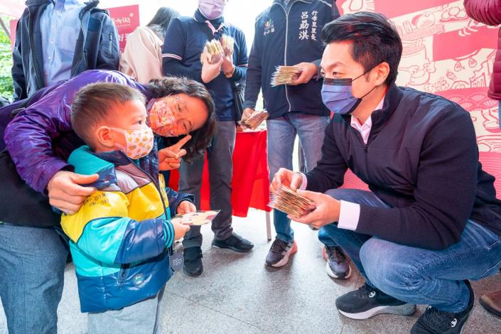 Mayor of Taipei City Sends Cute Rabbit Fortune Money to Citizens in Rongbin Market