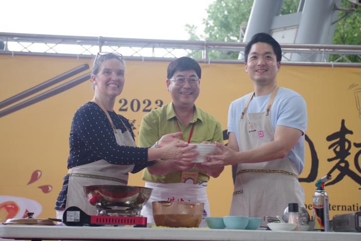 Taipei mayor, AIT director and chairman cook beef noodles together