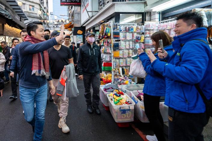 Mayor of Taipei City pays New Year calls to Citizens in Taipei Station Wholesale Market District