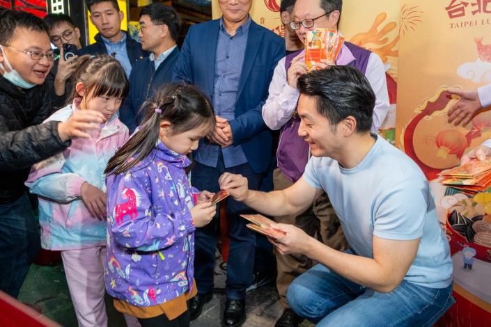 Mayor of Taipei City Sends Dragon Good Luck Red Envelopes to Citizens