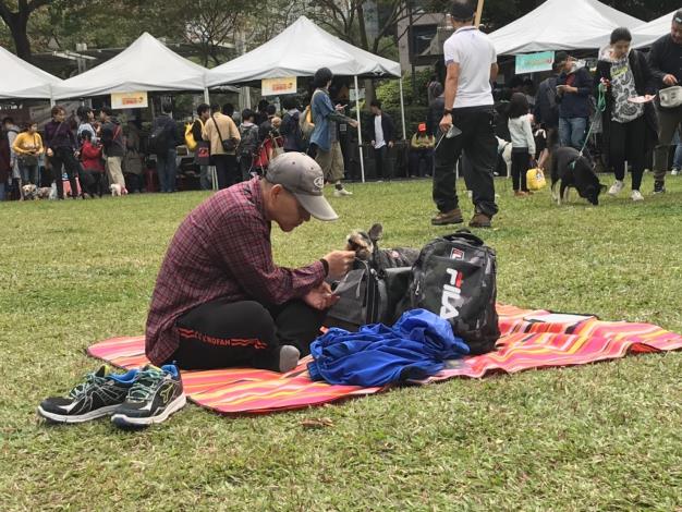 圖11. 飼主帶著毛孩一起到寵物節現場參加毛孩野餐派對