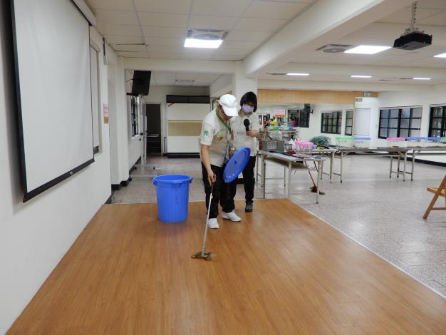 圖三、講師示範操作捕蛇器具
