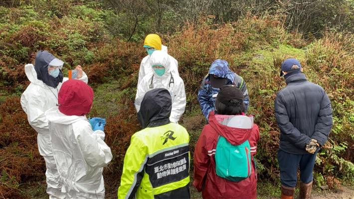 圖2. 獸醫師現場說明牛隻狀況。