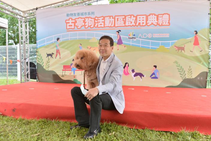 圖7.鍾議員小平擁抱治療犬哈樂