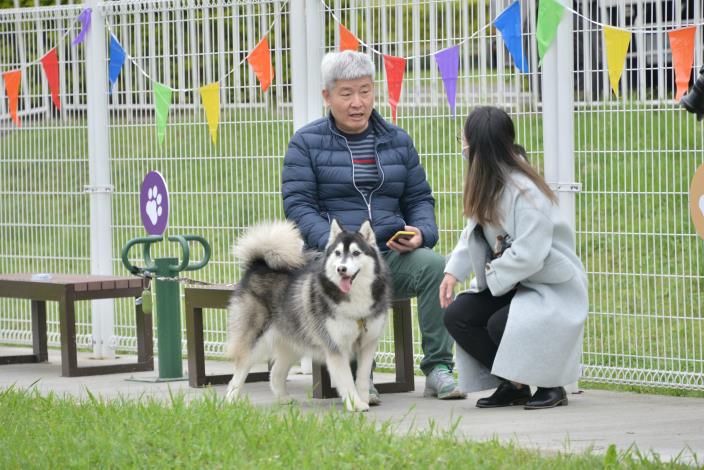 圖10.何秘書長宗勳攜愛犬體驗古亭狗活動區設施