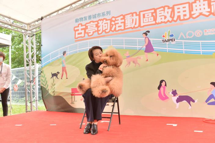 圖5.黃副市長珊珊與治療犬哈樂互動