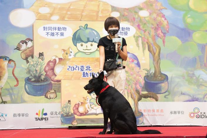 圖4.黑犬軍團王尹君團長及愛犬加加為活動站台