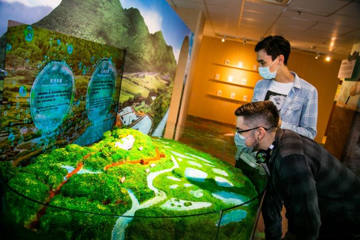 圖6：外國遊客遊關渡自然展！多媒體互動結合導覽機新體驗。