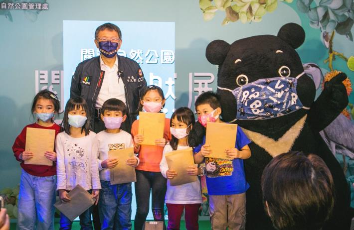 圖2：北市府柯文哲市長與小朋友進行有獎徵答。