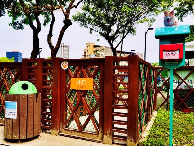 圖6. 青峰狗活動區設有狗便袋箱，提供飼主使用.JPG