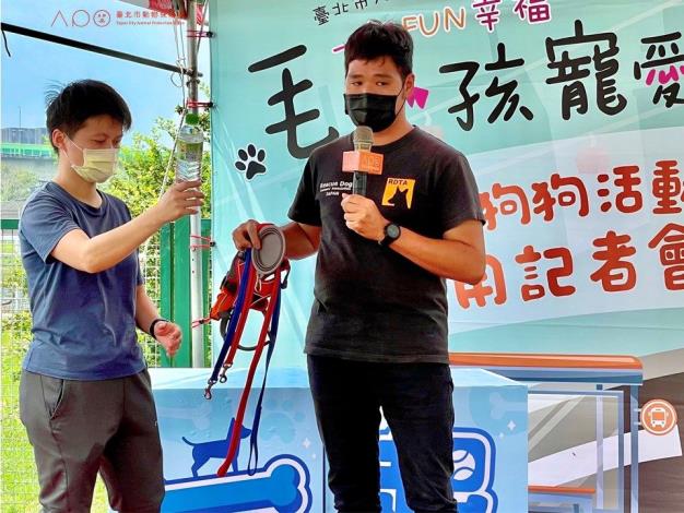 圖5. 訓練師講授「認養動物後要如何照顧動物」及寵物外出需要牽繩的重要性.JPG