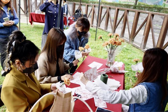 圖9. 啟用記者會現場提供手作活動，讓飼主與毛孩共同享受北市動物友善空間