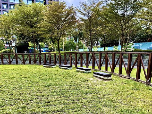 圖8. 信義廣場狗活動區位居臺北101大樓及多家百貨公司間，提供飼主攜帶犬隻出遊更多便利性