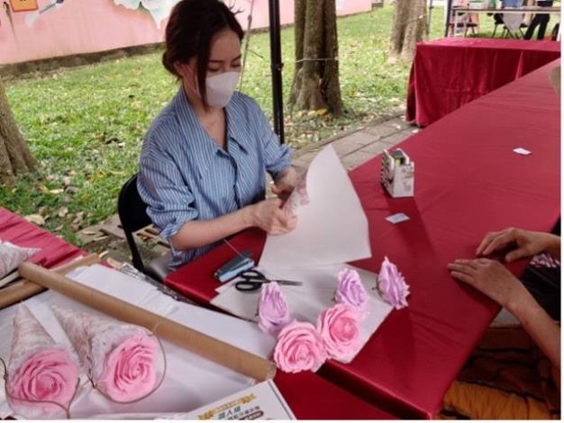 圖5. 活動現場辦理寵物飾品手作攤位，讓飼主與毛孩一同體驗週末假日午後時光