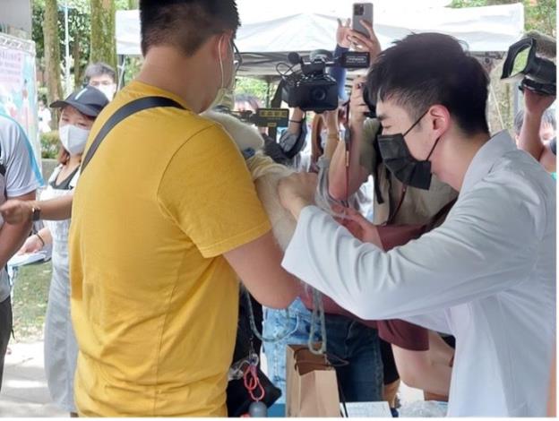 圖2. 活動現場提供免費寵物登記及動物狂犬病疫苗注射，維護毛孩健康