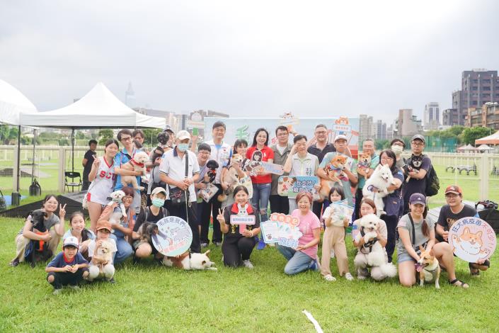 圖1、產業局陳俊安局長、闕枚莎議員、王孝維議員與丘麗玲里長等來賓來到週美狗活動區的「毛孩夏日派對」與民眾同樂