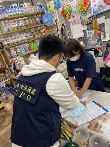 圖2. 北市動保處對市售寵物食品業者進行法規宣導