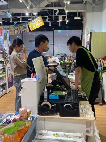 圖1. 北市動保處對市售寵物食品業者進行稽查作業