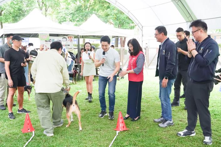 圖2、蔣萬安市長擔任「狗狗春遊趣」汪汪駕訓班活動關主與飼主一起玩遊戲