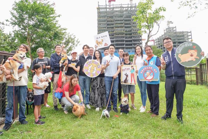 圖3、臺北市市長蔣萬安、產業局陳俊安局長、南港區公所林士斌區長、闕枚莎議員、陳宥丞議員與西新里胡家瑒里長等來賓來到新新狗活動區與民眾同樂