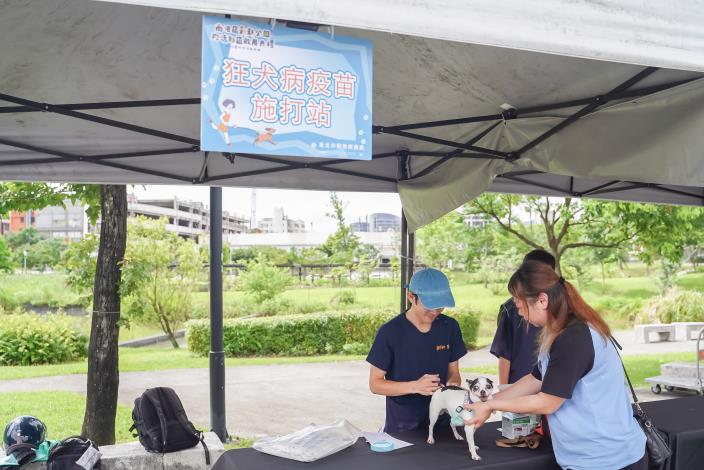 圖7、動保處提供毛孩免費狂犬病預防注射及寵物登記服務