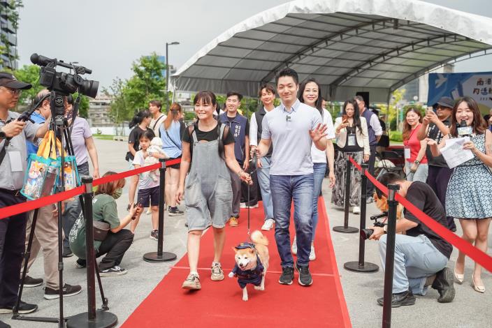 圖2、臺北市市長蔣萬安帶領飼主與毛孩走紅毯一同啟用狗活動區