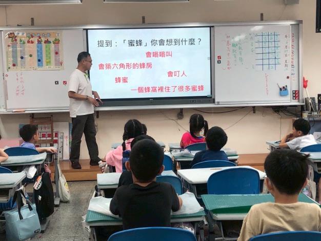 圖二：動保處進入校園推廣生物多樣性教育