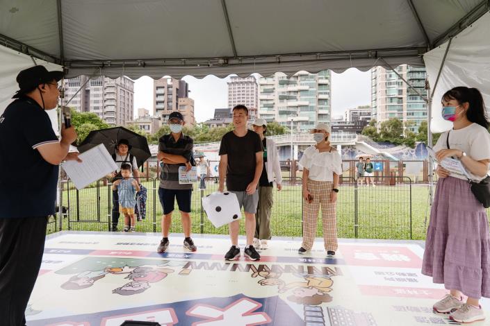 圖6、民眾帶著狗狗闖關大富翁，學習到新知