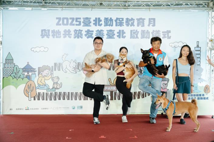 圖2、產業發展局陳俊安局長體驗人寵瑜珈