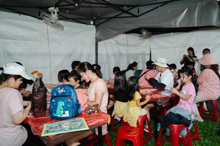 圖5、親子同樂共同完成DIY手作