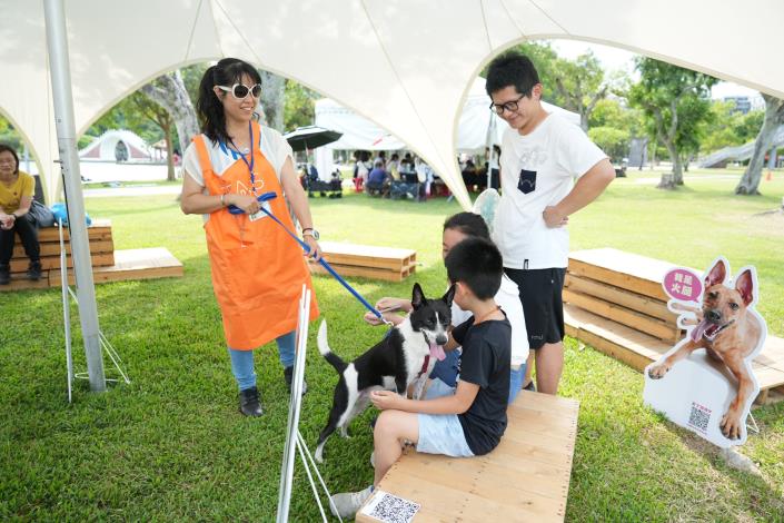 圖6、個性乖巧的「芝芝」與民眾近距離互動療癒人心