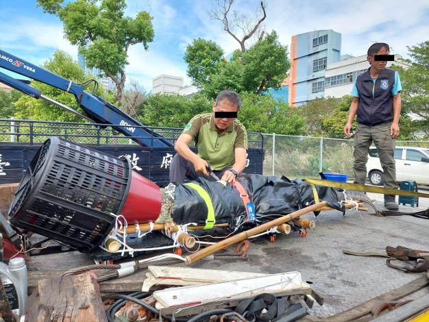 圖4、動物園鱷魚專家協助做返回嘉義準備，為鱷魚保濕、補充水分。