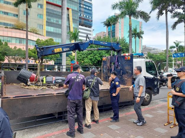 圖3、警察局中正一分局代保管鱷魚，以警用吊卡車將鱷魚載至臺北市動物之家。