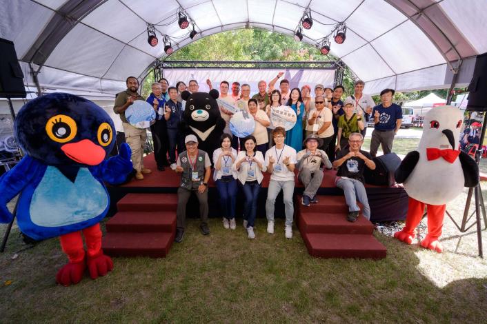 圖1：「2025第二十七屆臺北國際賞鳥博覽會」揭幕，與會貴賓代表與吉祥物開心合影。