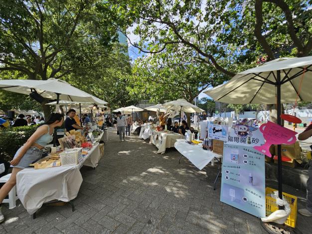 圖6、多家寵物食品與用品攤位組成熱鬧市集，吸引民眾帶毛孩同樂