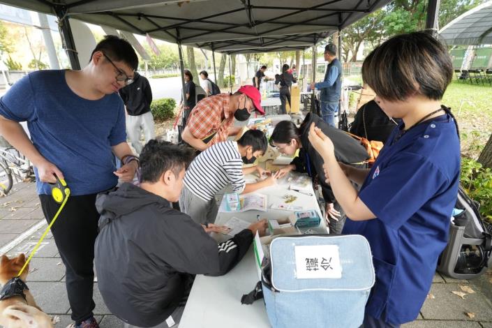 圖5、動保處提供毛孩免費狂犬病預防注射及寵物登記服務.JPG